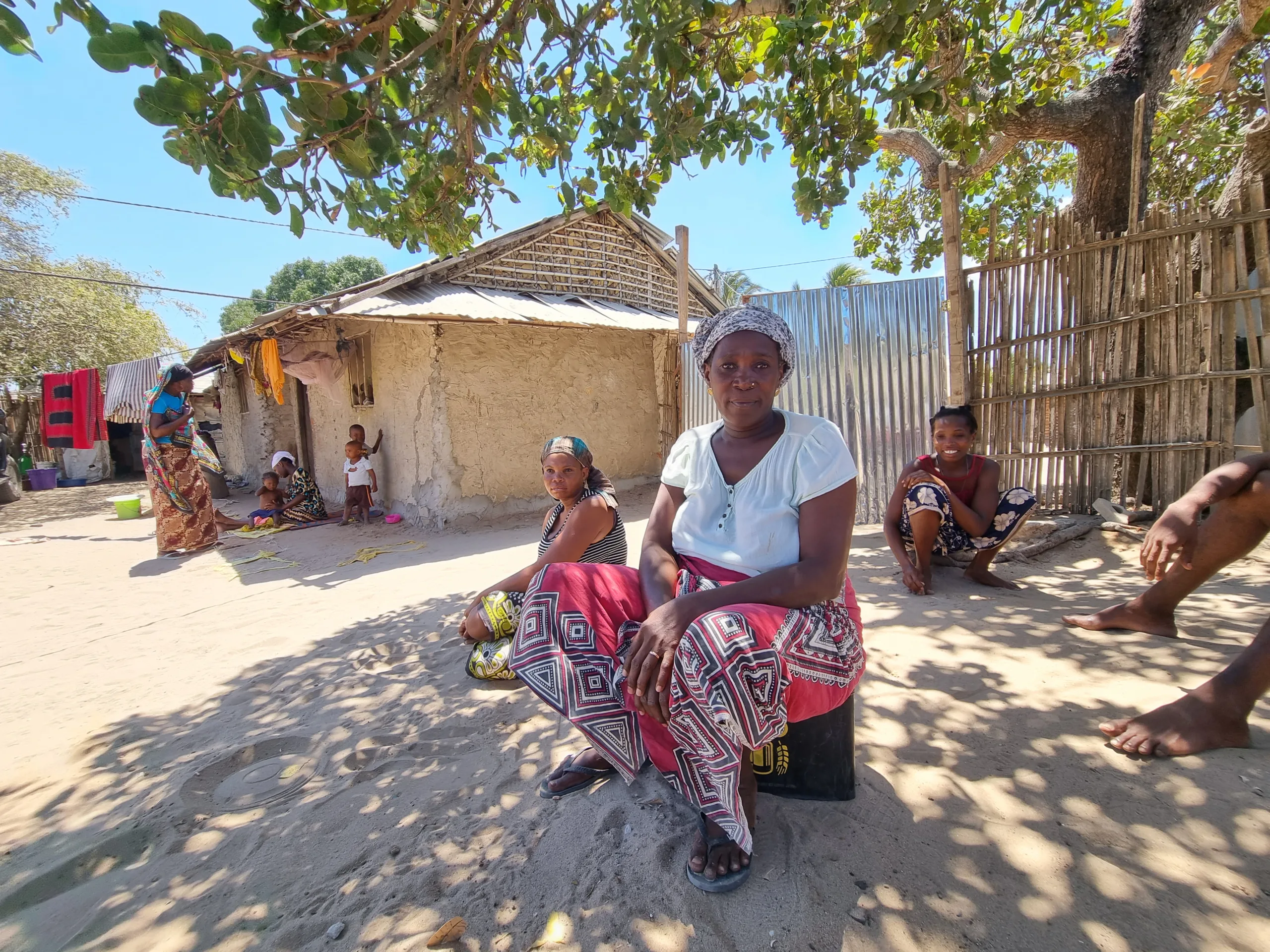 Chica Assumane og familien måtte flykte fra Mocimboa da Praia etter flere angrep fra lokale jihadister. Nå har de søkt tilflukt i Pemba i Nord-Mosambik. Foto:Maren Sæbø
